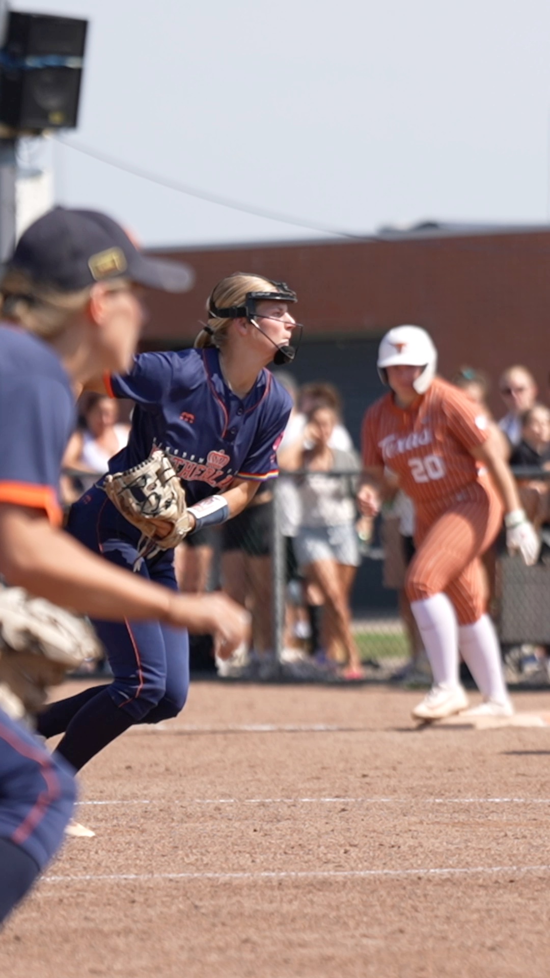 Lizzy Kwakernaak pitching (side view)